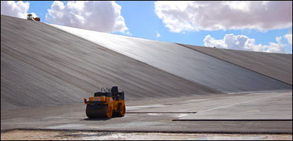 Popis: http://www.narodnyodkaz.sk/images/stories/saharskarieka/img%2014%20-%20reservoir%20under%20construction.jpg