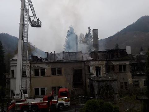 Na obr�zku m��e b�t: obloha a venku