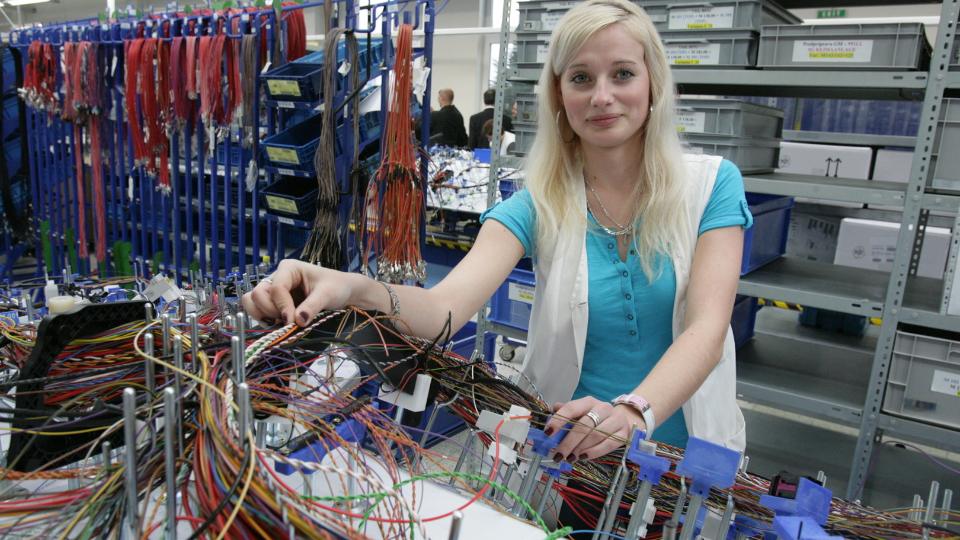 Na link�ch v Leoni Slovakia pracuj� preva�ne �eny.