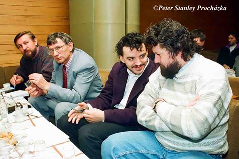 Na obr�zku m��e b�t: 5 people, sed�c� lid�